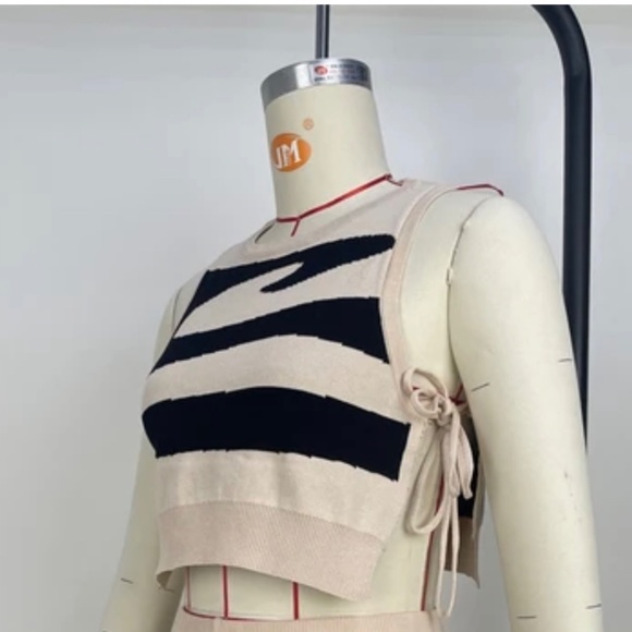 Abstract Color Knitted Women Sleeveless Side Lace Up Crop Vests - Picture 3 of 6